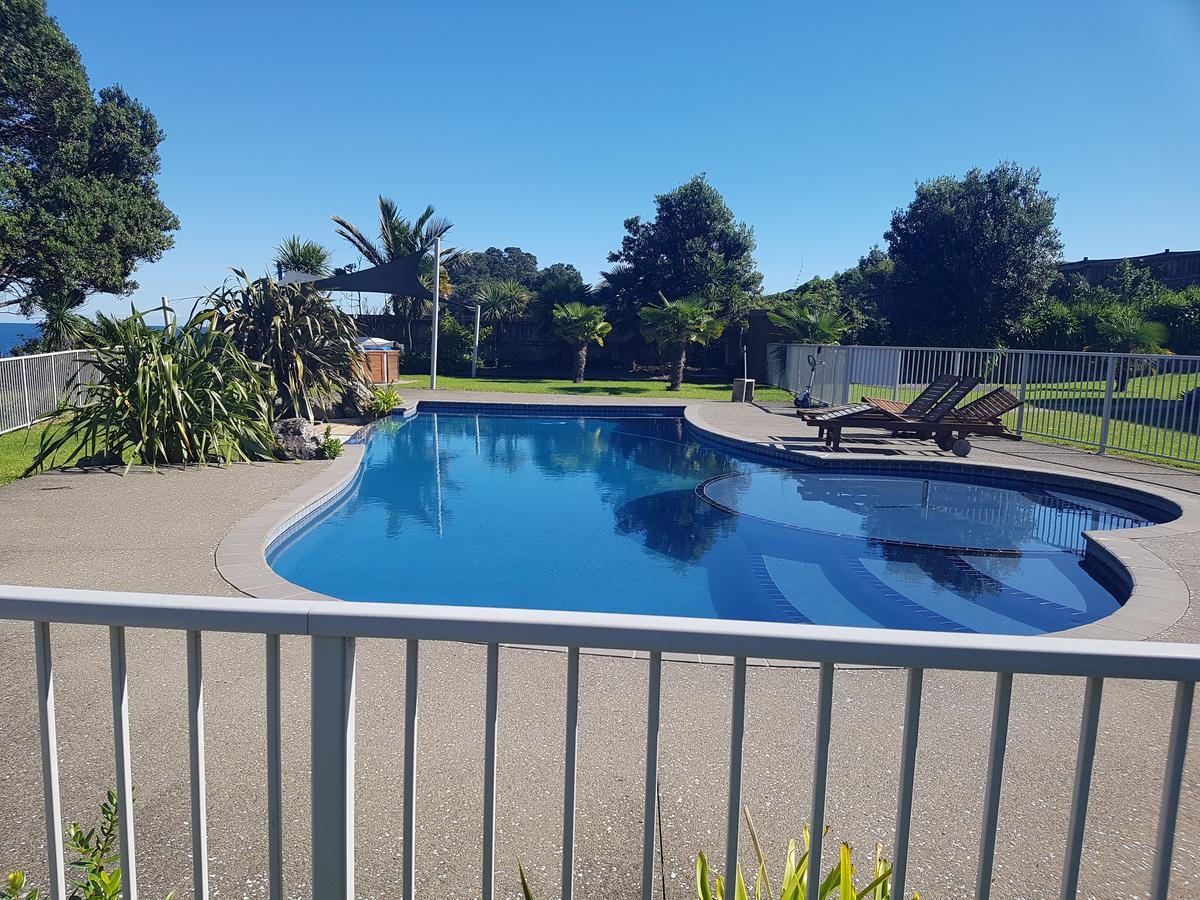 Te Kaha Beach Hotel Exterior photo