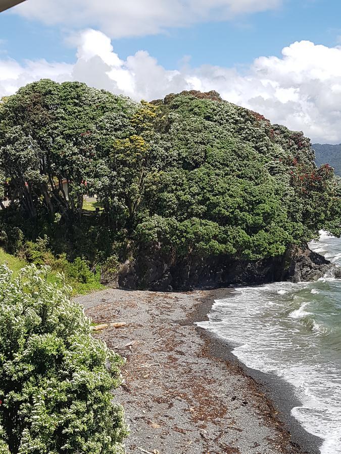 Te Kaha Beach Hotel Exterior photo