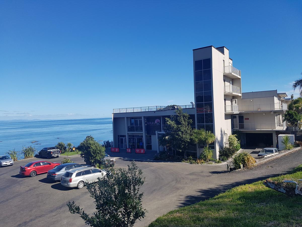 Te Kaha Beach Hotel Exterior photo